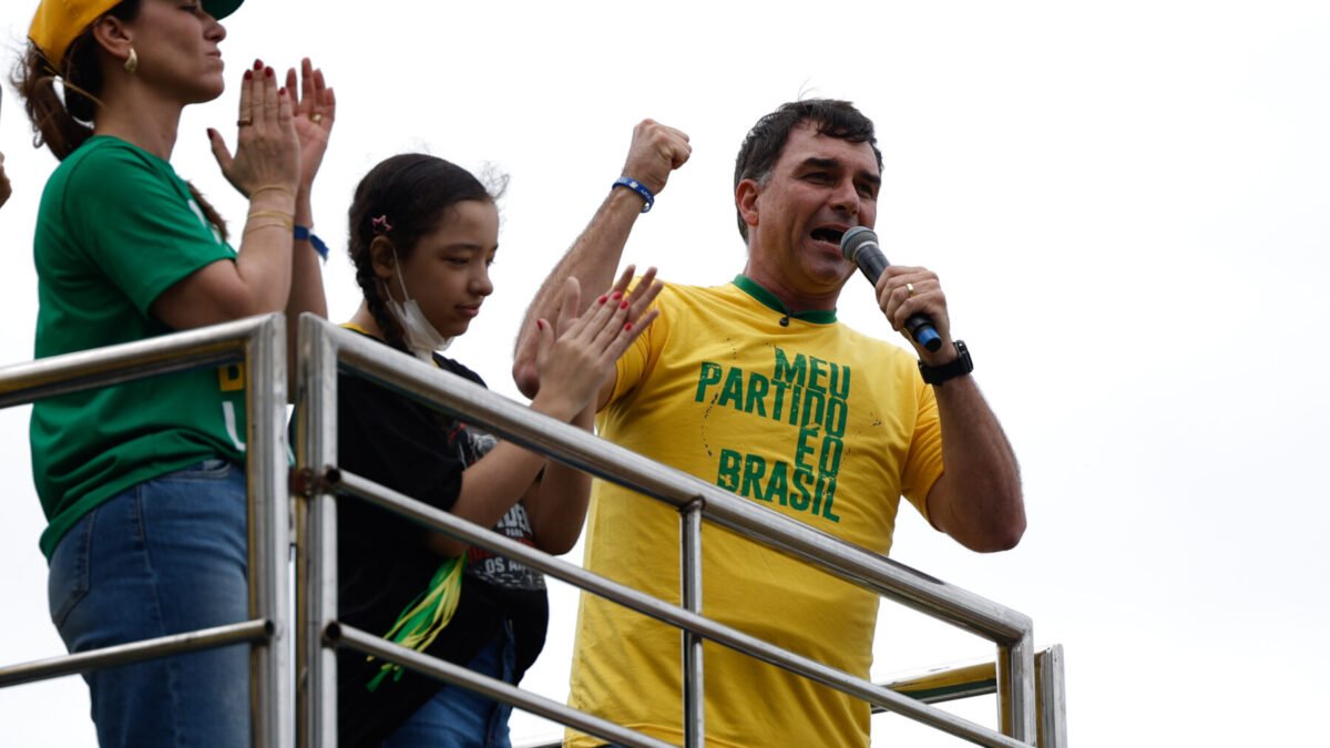 Flávio Bolsonaro desiste do debate da Globo e acusa TSE de censura
