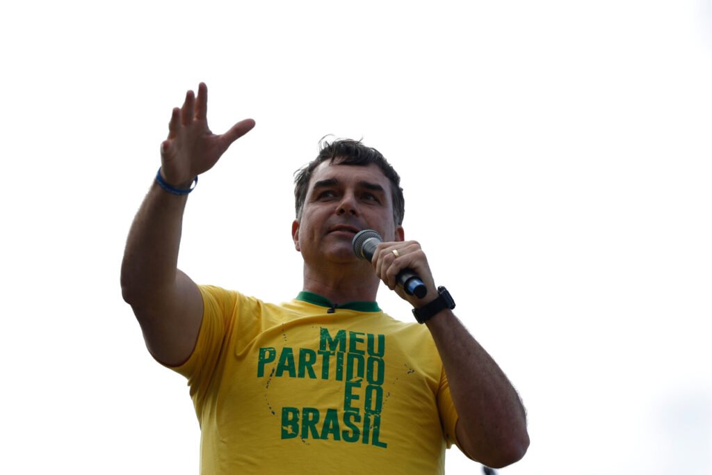 Lançamento da campanha de Flávio Bolsonaro, com o vice Alfredo Gaspar, em comício do PL na praia de Copacabana, no Rio