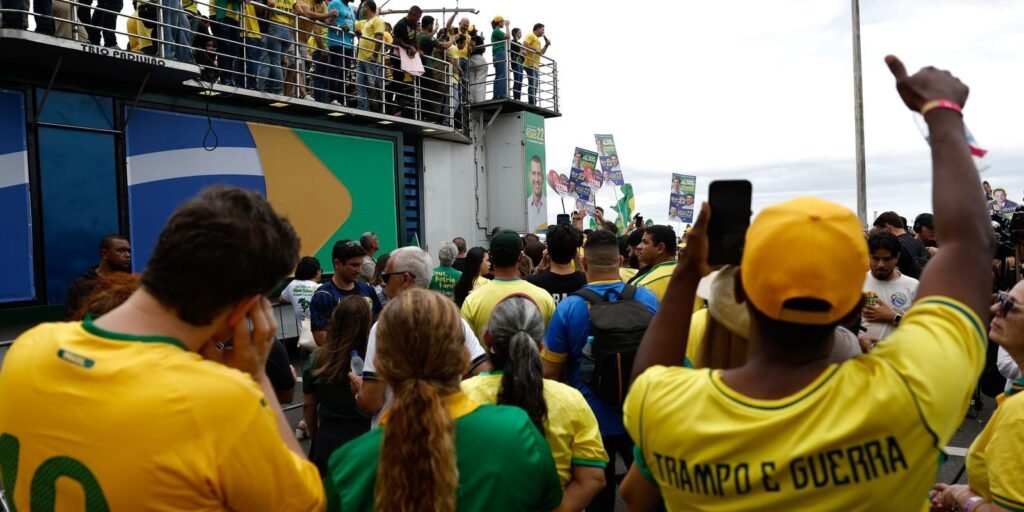 Lançamento da campanha de Flávio Bolsonaro, com o vice Alfredo Gaspar, em comício do PL na praia de Copacabana, no Rio