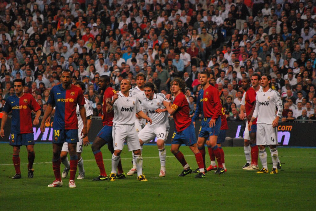 Lance de disputa em jogo entre Real Madrid e FC Barcelona