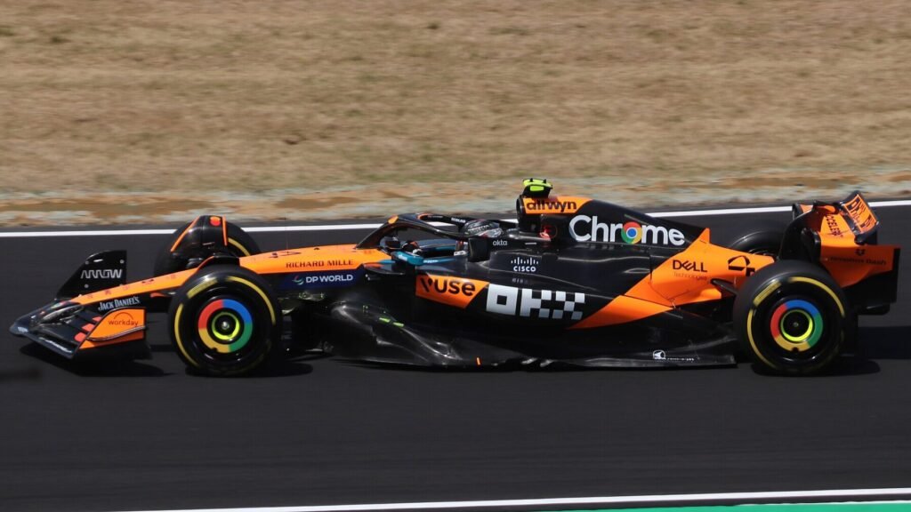 Lando Norris, piloto da McLaren, durante o primeiro treino livre do GP do Japão de 2025