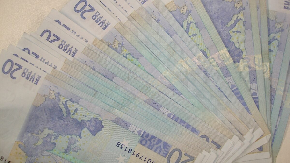 Euro hoje: PTAX fecha a R$ 5,61 nesta quarta (14) e acumula queda de 13% em 2026
