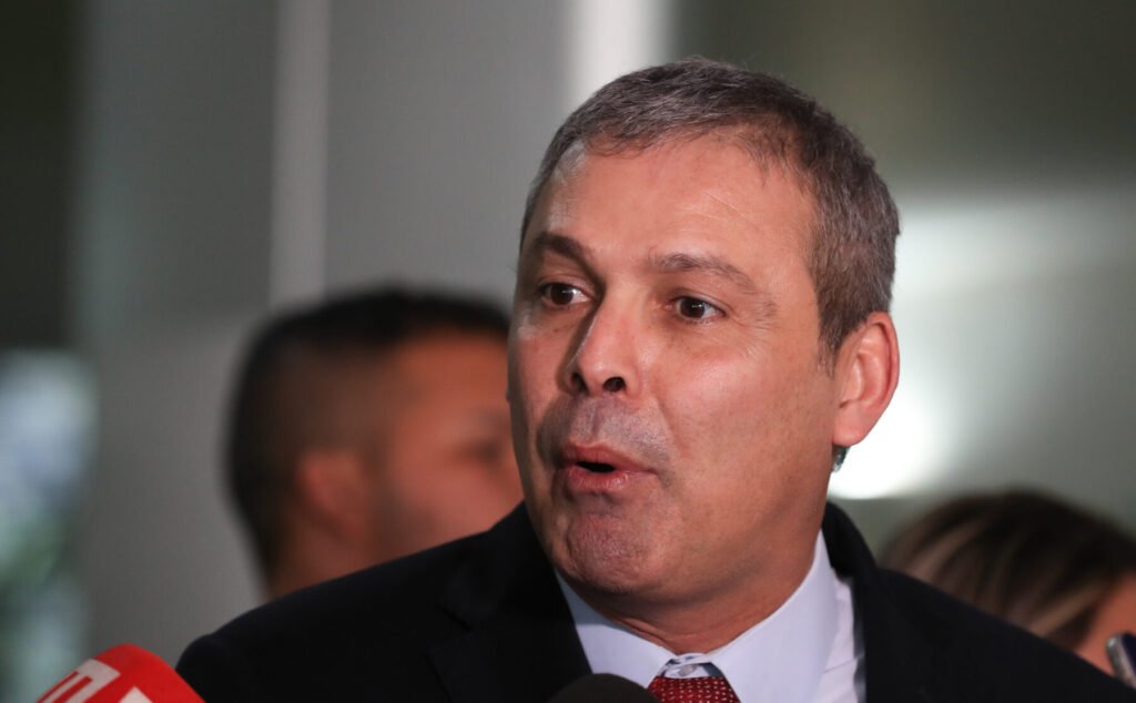 Lindbergh Farias durante coletiva no Salão Verde da Câmara dos Deputados
