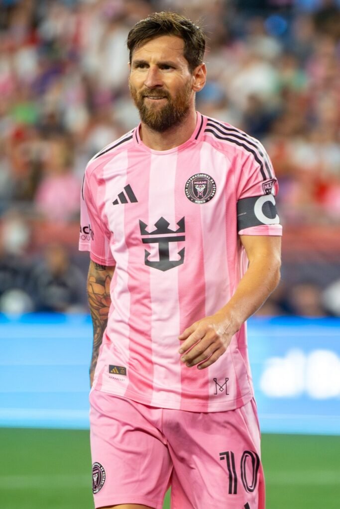 Lionel Messi em campo pelo Inter Miami, em jogo contra o New England Revolution