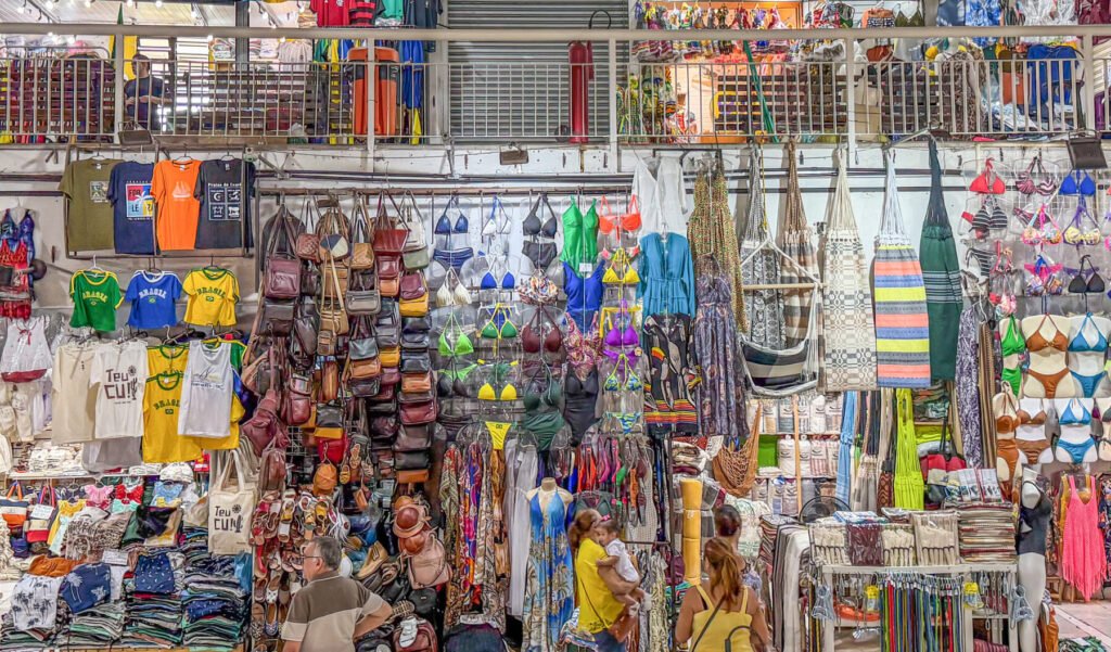 Loja com roupas coloridas no Mercado Central