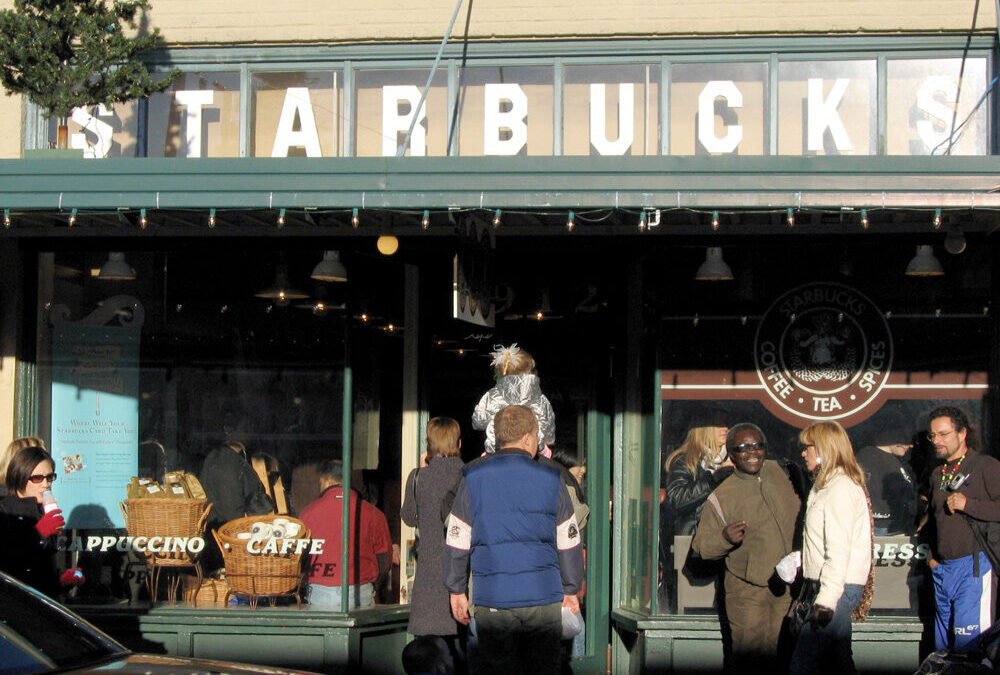 Starbucks testa lojas menores nos EUA para crescer em áreas de imóveis caros