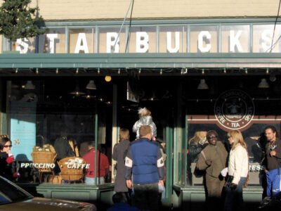 Starbucks testa lojas menores nos EUA para crescer em áreas de imóveis caros