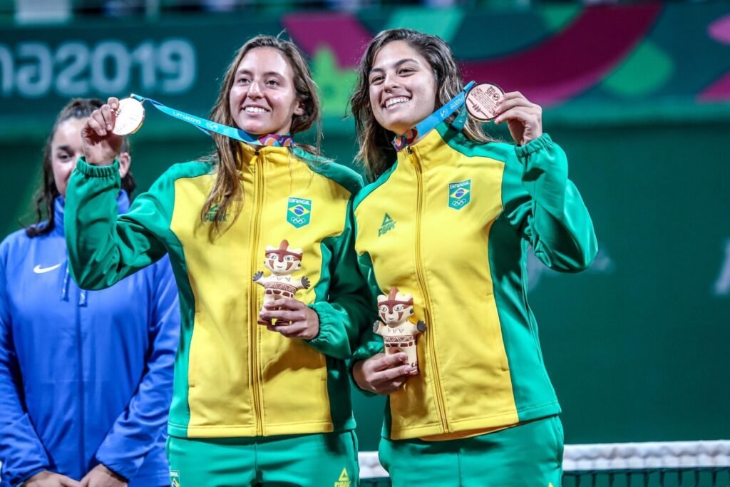 Luisa Stefani, ao lado de Carol Meligeni, conquistou o bronze nas duplas do tênis nos Jogos Pan-Americanos de Lima 2019