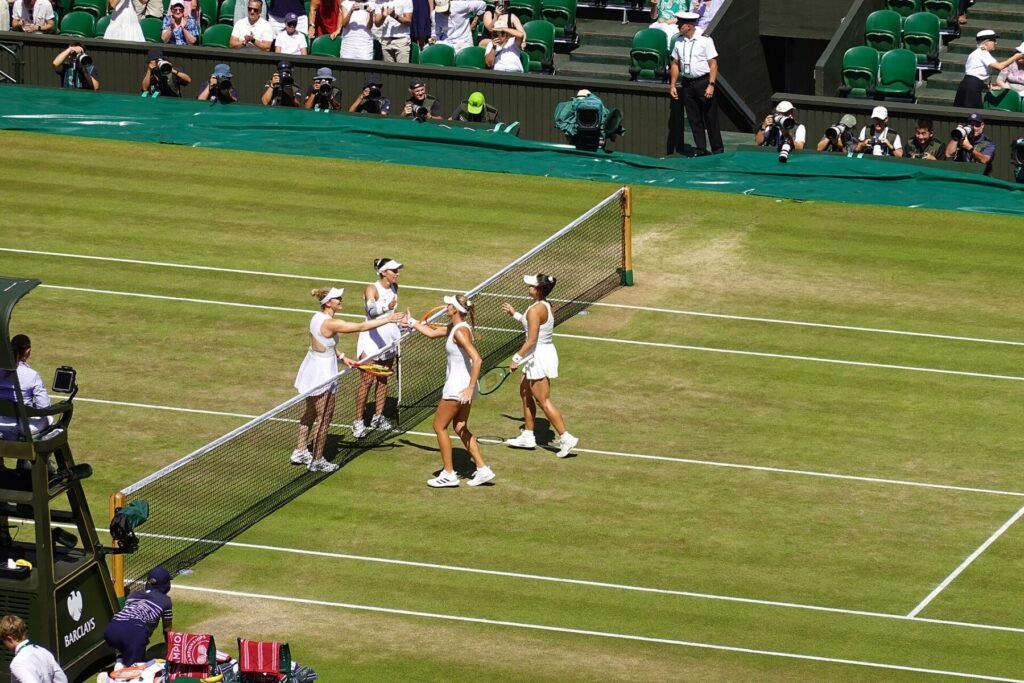 Luisa Stefani e Gabriela Dabrowski com Guo Hanyu e Kristina Mladenovic na final de duplas femininas de Wimbledon