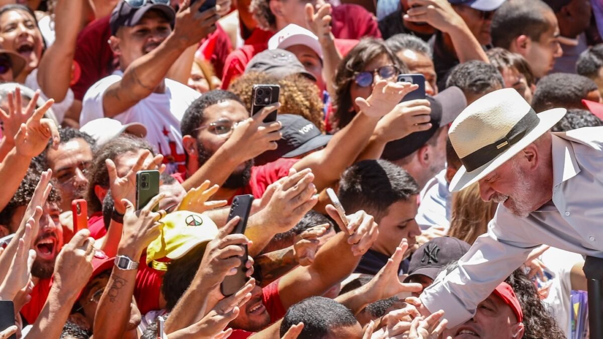 TSE dá 48 horas para Meta explicar tratamento de Lula e Flávio nas redes