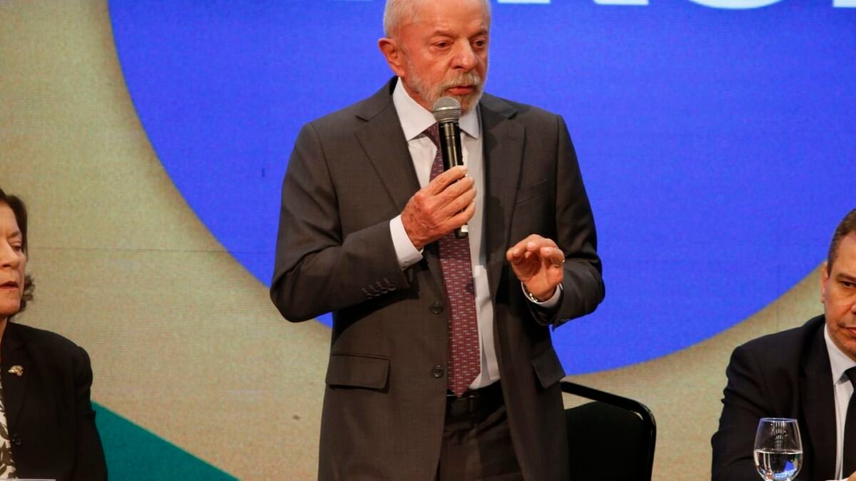 Lula diz que discute com BC proibir mais de um cartão de crédito por pessoa
