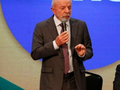 Lula diz que discute com BC proibir mais de um cartão de crédito por pessoa