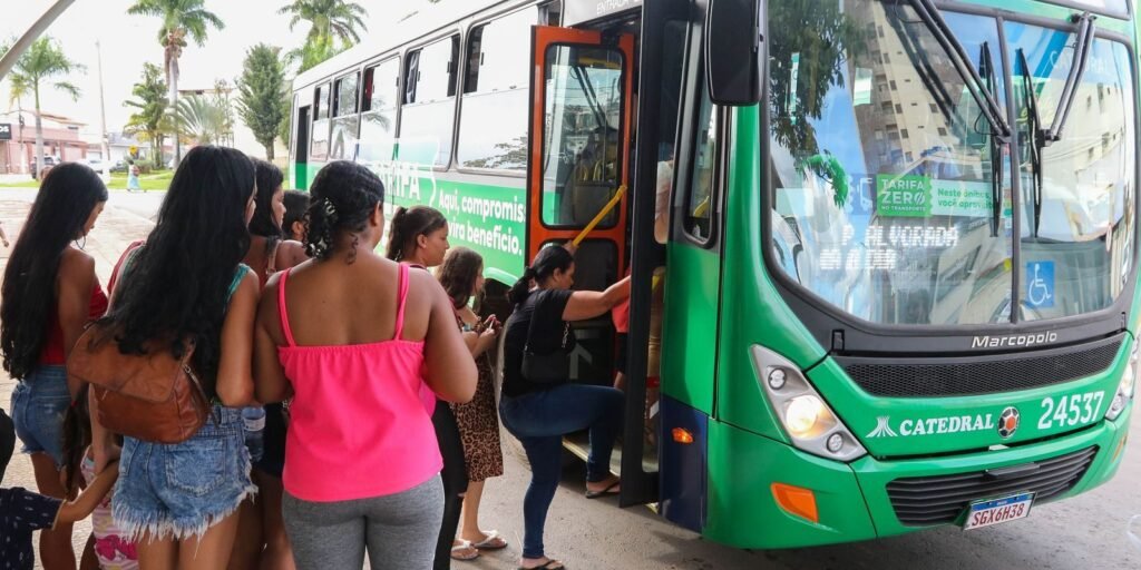 Ônibus de transporte público em Luziânia (GO), cidade onde a tarifa é zero