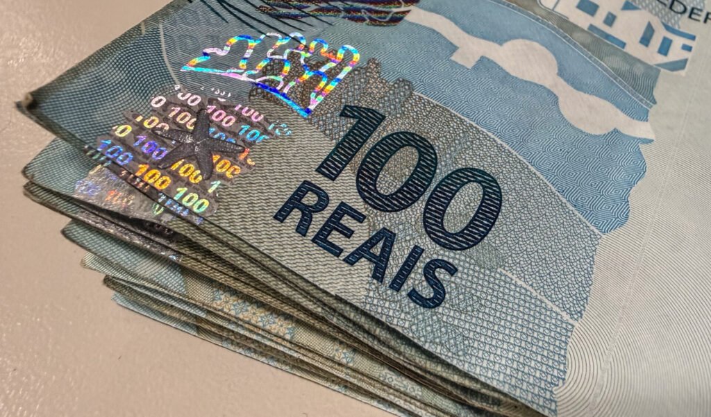 Cédulas de 100 reais empilhadas