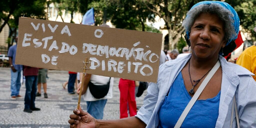 Manifestantes durante ato pela democracia na Cinelândia, centro do Rio de Janeiro
