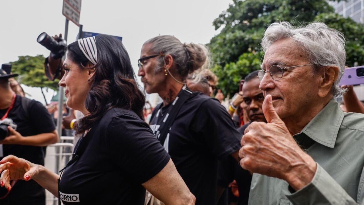 Caetano Veloso convoca ato pela democracia em Copacabana neste domingo (18)