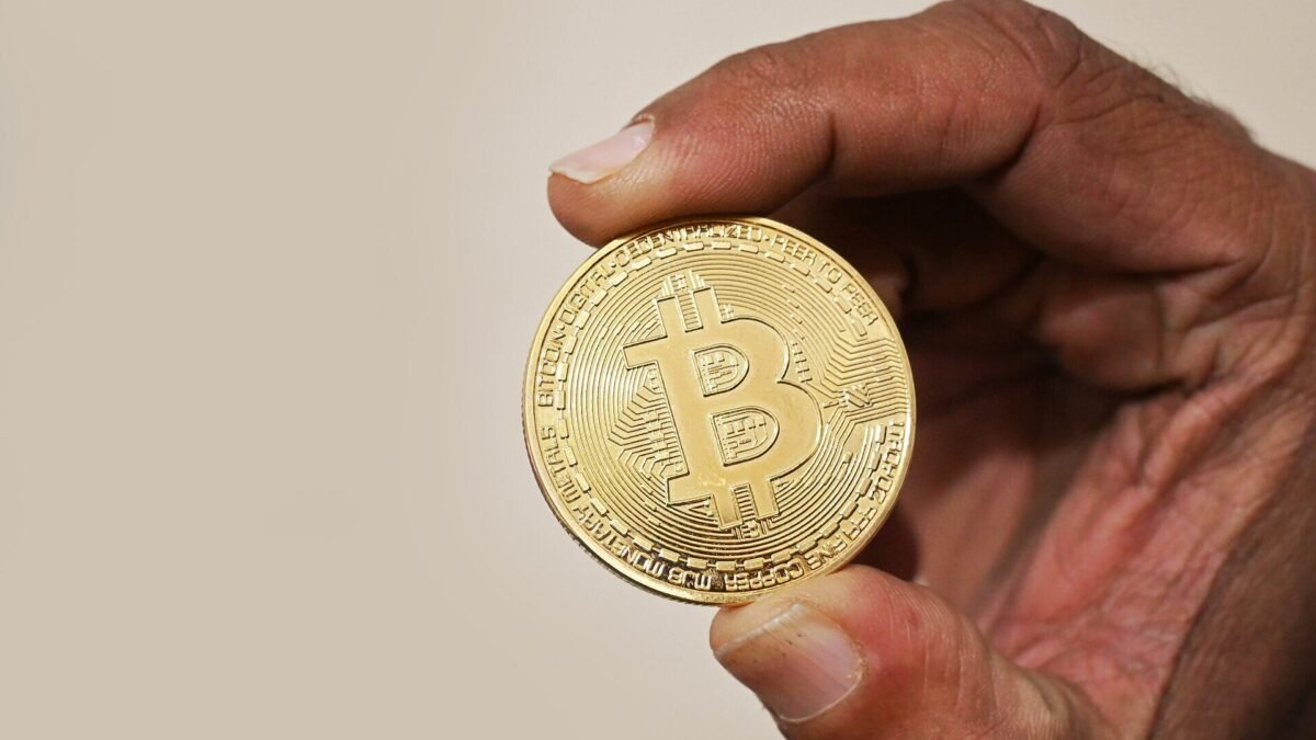 Bitcoin cai 1,3% e testa US$ 80 mil apesar de ETFs com maior entrada desde setembro