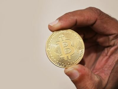 Bitcoin cai 1,3% e testa US$ 80 mil apesar de ETFs com maior entrada desde setembro