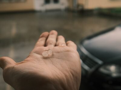 Temporal com granizo atinge região de Ribeirão Preto e derruba árvores em Cravinhos