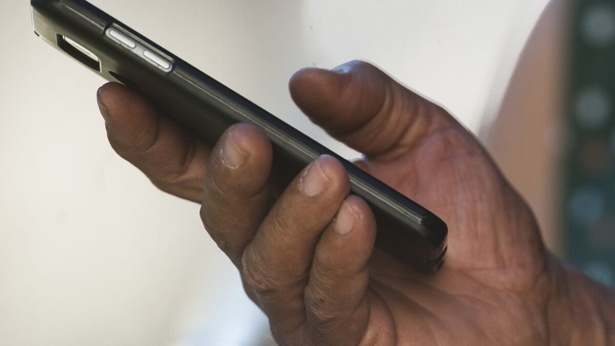 Anatel exigirá biometria facial para manter linha de celular; prazos vão até 2029
