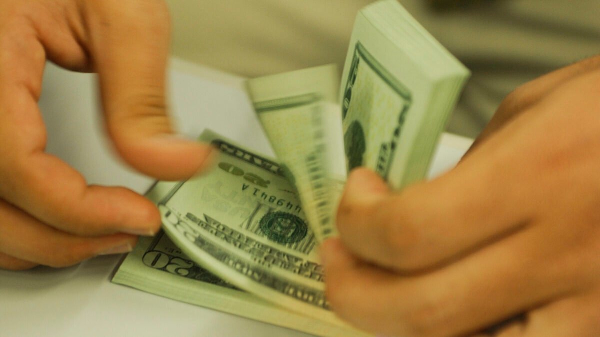 Dólar dispara 12% e vai a R$ 5,60 após reeleição de Lula; Ibovespa futuro cai quase 20%