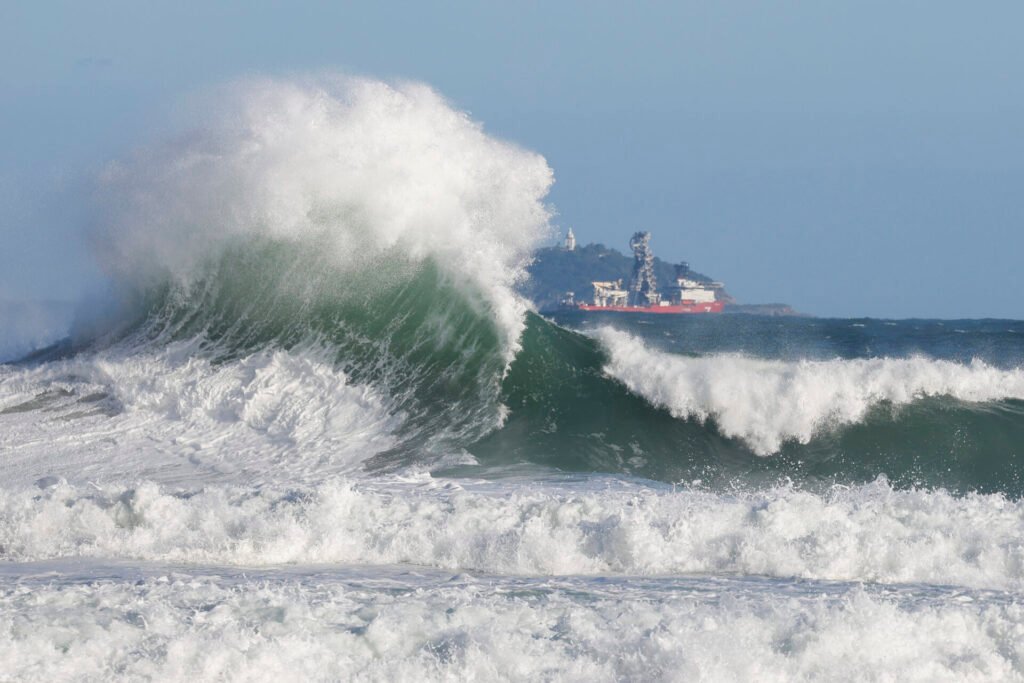 Mar agitado com ondas grandes na praia do Leme, no Rio, durante a passagem de um ciclone extratropical em julho de 2025