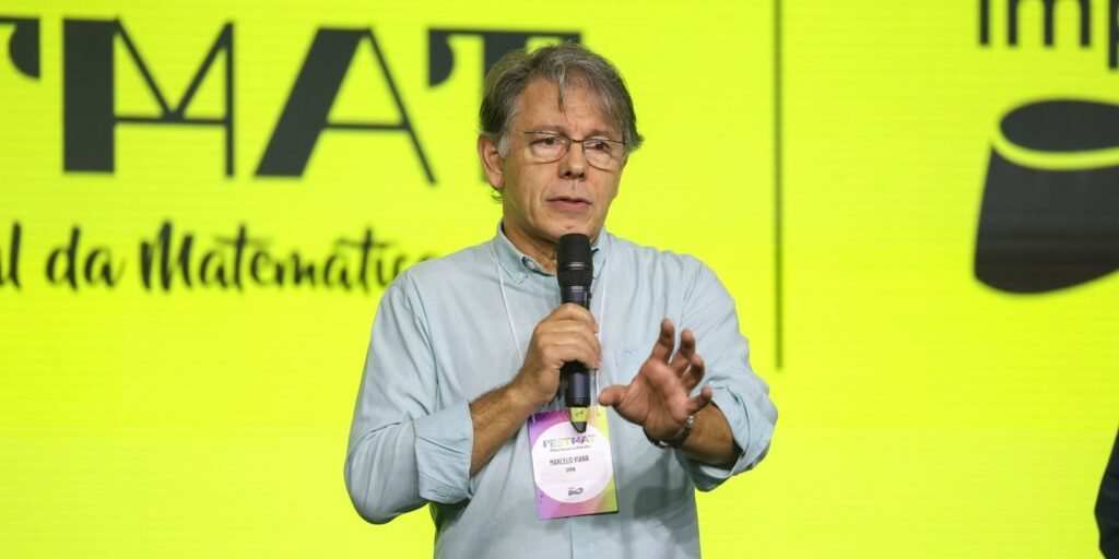 Marcelo Viana, diretor-geral do IMPA, discursa em evento de matemática
