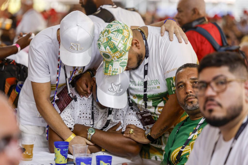 Membros da Imperatriz Leopoldinense durante a apuração do desfile das escolas de samba, em 2025