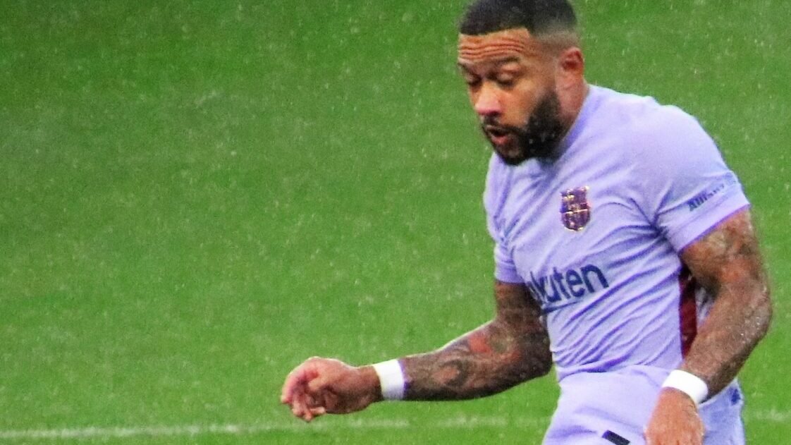 Memphis Depay é suspenso e desfalca o Corinthians contra o Vitória, na segunda (19)