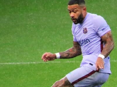 Memphis Depay é suspenso e desfalca o Corinthians contra o Vitória, na segunda (19)