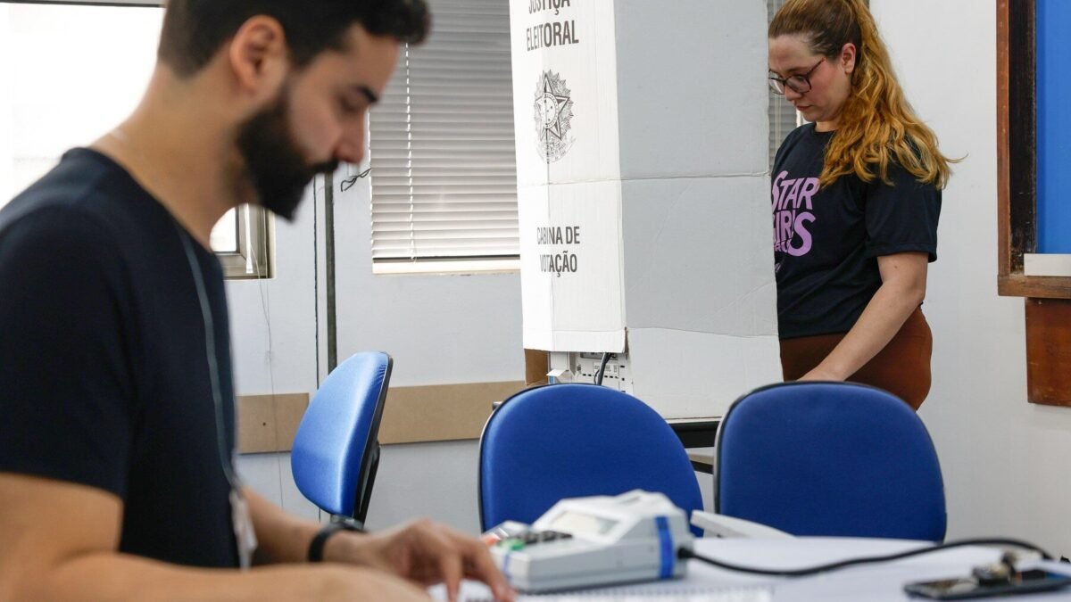 Eleição no exterior: Lula vence em mais países, mas Flávio lidera na soma de votos