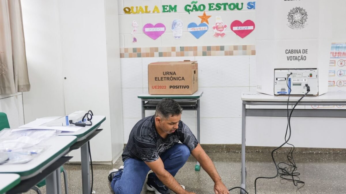 Menor colégio eleitoral do Brasil funciona a bateria após queda de energia
