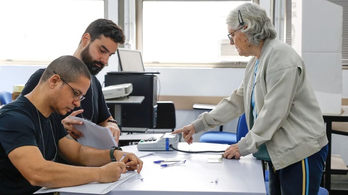 Flávio tem 51,1% e Lula 48,9% dos votos válidos, aponta pesquisa Meio/Ideia