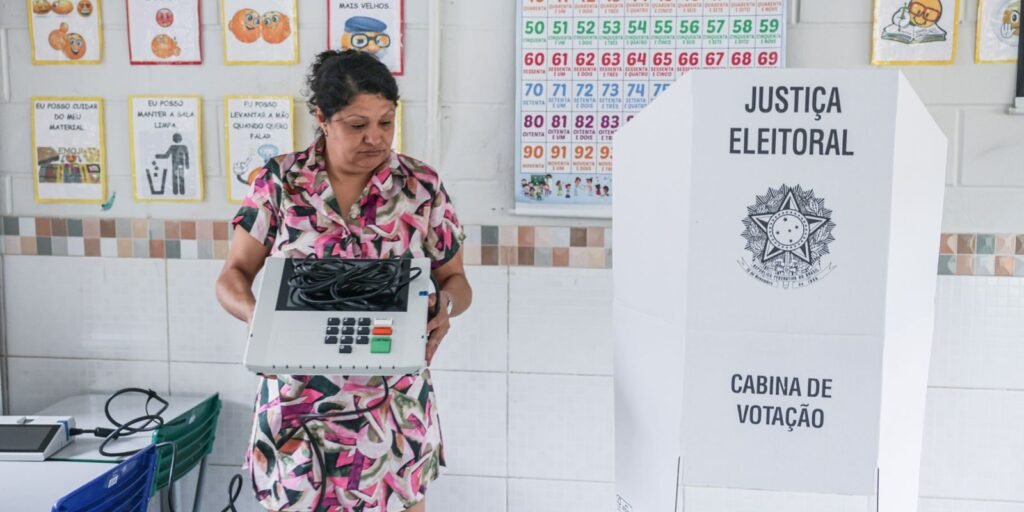Mesários montam urnas eletrônicas em escola pública para o primeiro turno das eleições, em Brasília