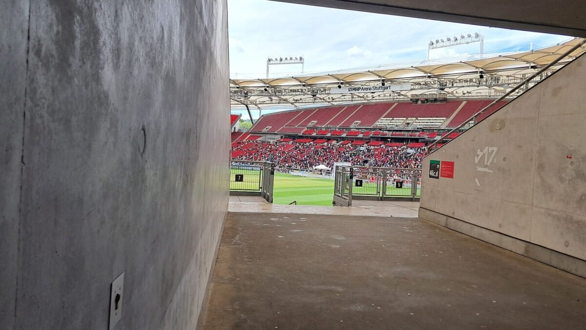 Gladbach, lanterna sem pontos, encara o Stuttgart às 15h30 desta sexta, em Brasília