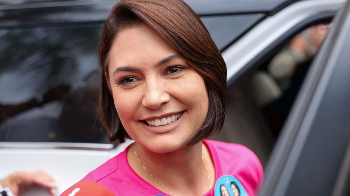 Família Bolsonaro elege quatro ao Congresso: Michelle e Carlos vão ao Senado