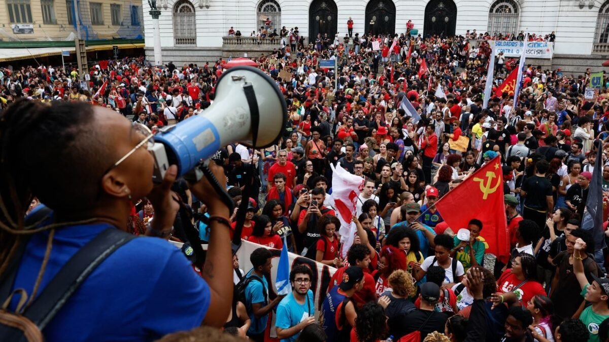 UNE faz atos pró-Lula no Rio e em outras capitais e promete mobilização até o 2º turno