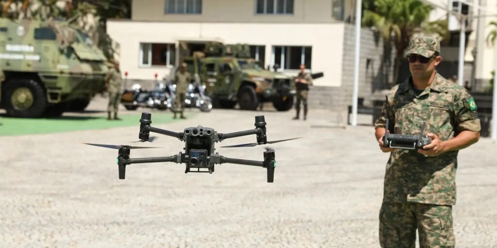 Militar pilota drone de ataque em apresentação de inovações tecnológicas dos Fuzileiros Navais, no Rio de Janeiro