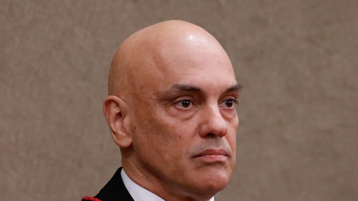 Moraes libera visitas de Flávio Bolsonaro ao pai, com veto a uso eleitoral