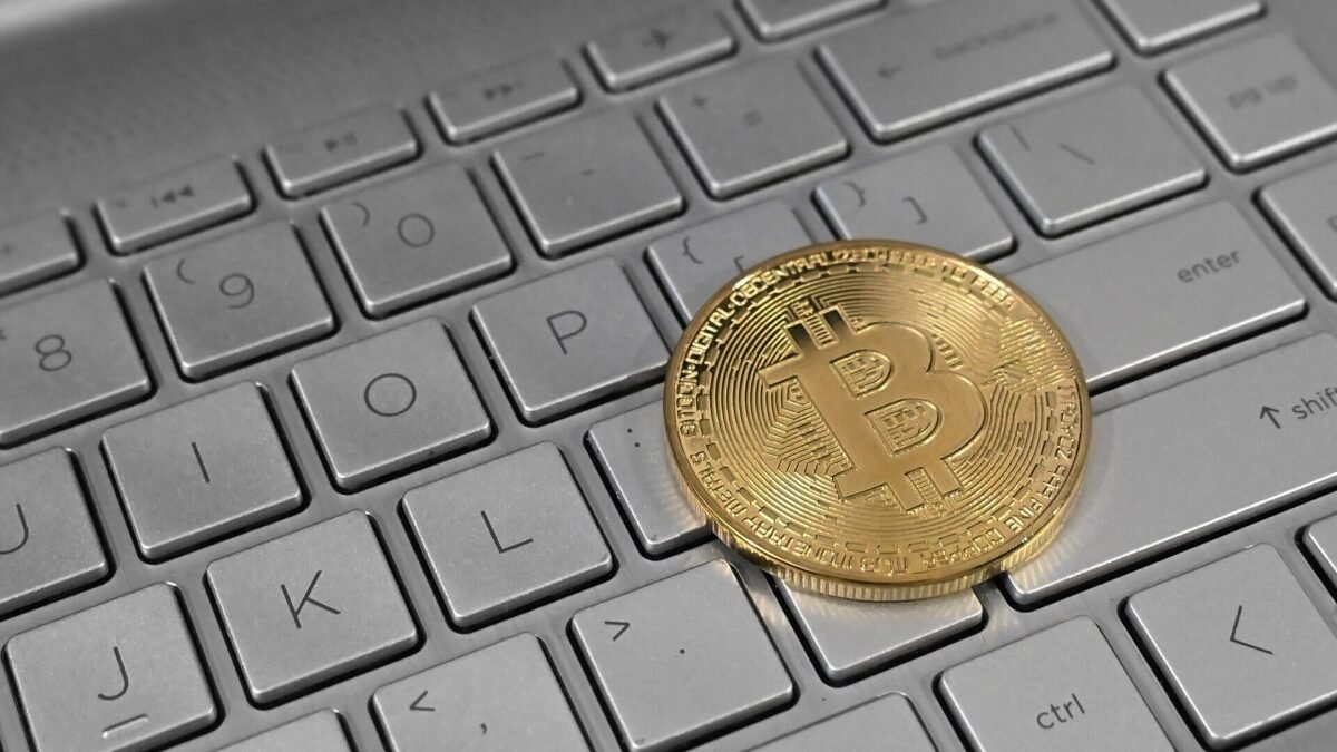 Bitcoin ronda US$ 81 mil com vencimento de US$ 11 bilhões em opções nesta sexta