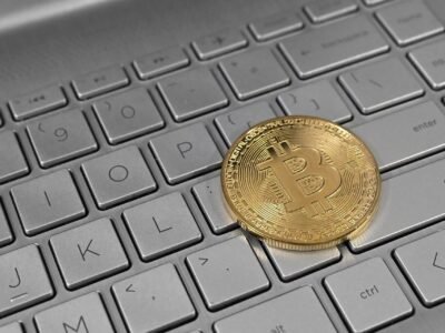 Bitcoin ronda US$ 81 mil com vencimento de US$ 11 bilhões em opções nesta sexta