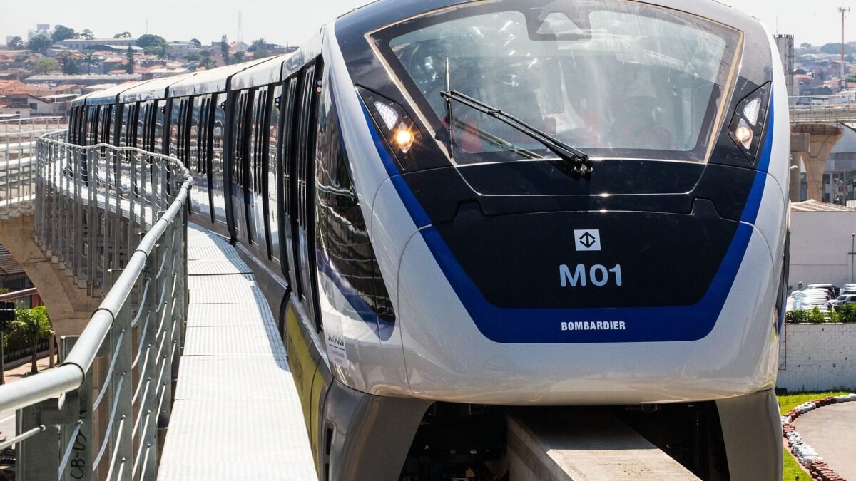 Guindaste cai sobre monotrilho da Linha 15-Prata e é atingido por trem na Zona Leste de SP