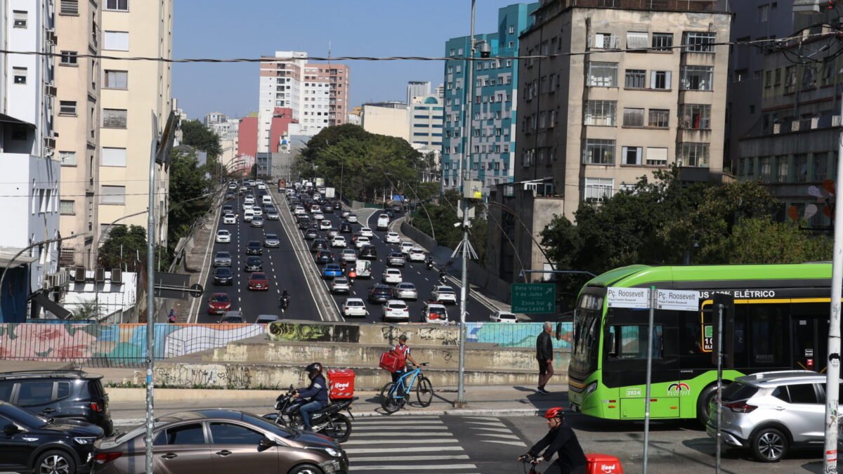 Moto e SUV batem de frente no Contorno de Caraguatatuba e deixam dois mortos