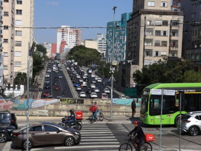 Moto e SUV batem de frente no Contorno de Caraguatatuba e deixam dois mortos
