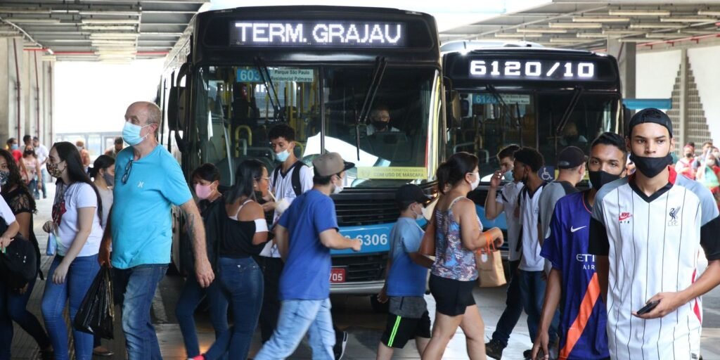 Movimento de usuários do transporte público no terminal de ônibus do Grajaú