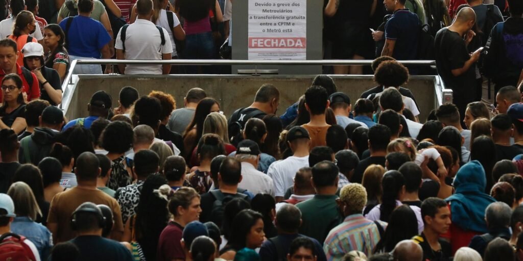 Movimento intenso de passageiros na Estação Luz da CPTM, durante greve dos metroviários. Foto de arquivo