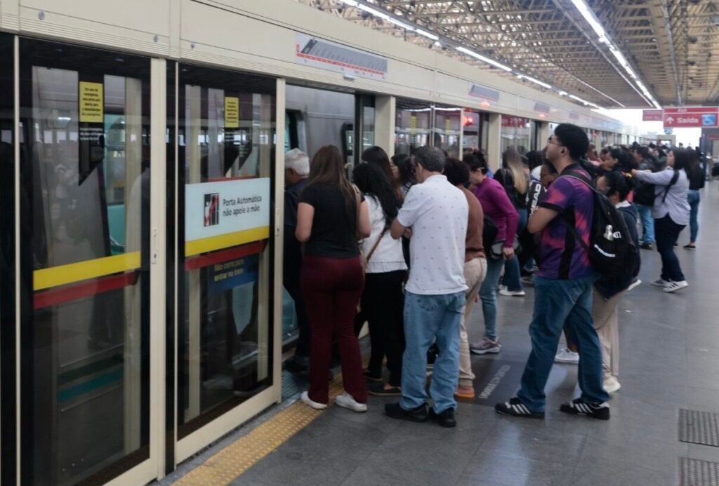 Movimento na Estação Itaquera do Metrô/CPTM durante greve dos trens