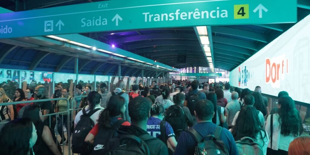 Movimento na Estação Pinheiros do metrô de São Paulo