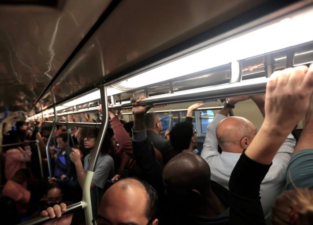Movimento no Metrô Linha Vermelha, sentido zona leste/Barra Funda, no segundo dia da greve dos trens
