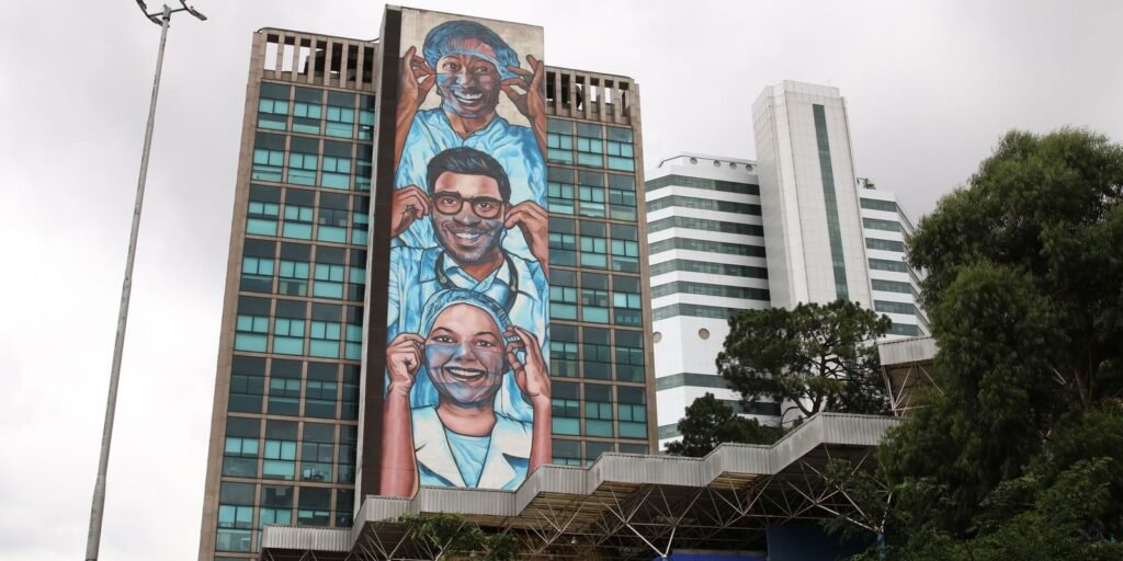 Mural do artista Alexandre Orion no prédio do Incor, do Hospital das Clínicas da Faculdade de Medicina da USP